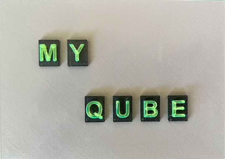 Giá đỡ treo và biển tên cho Qube 500 - Image 3
