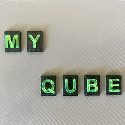 Giá đỡ treo và biển tên cho Qube 500