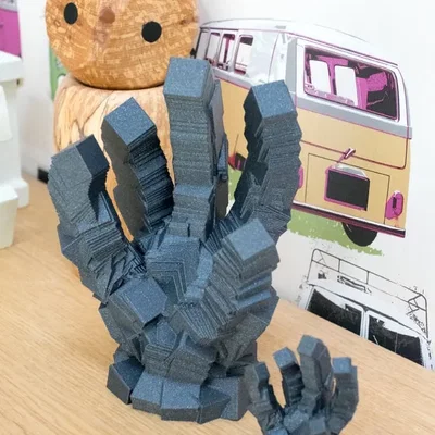 Điêu khắc Golem với hình dáng đá và tính chất hình học