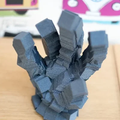 Điêu khắc Golem với hình dáng đá và tính chất hình học