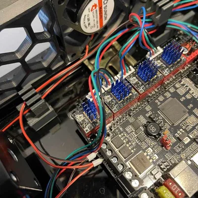 Giá đỡ cáp hai tầng cho hệ thống điện trong mô hình Voron 2.4