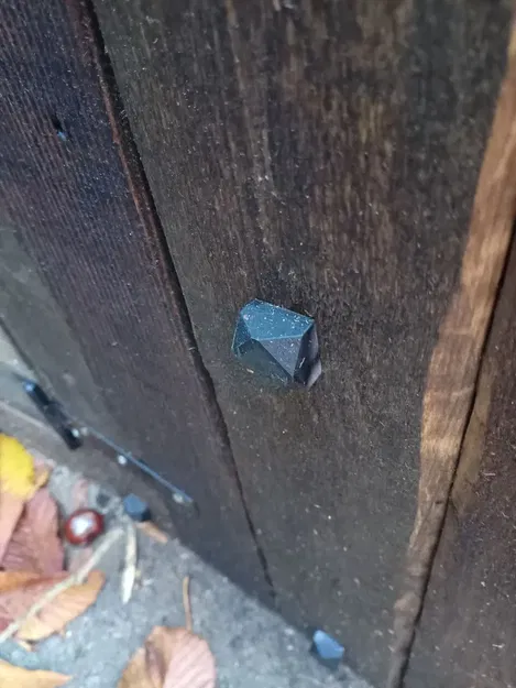 Cửa sắt cổ kiểu chốt trang trí - Image 1