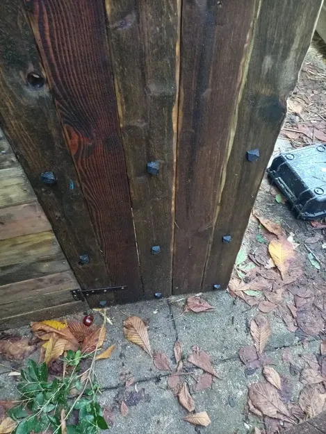 Cửa sắt cổ kiểu chốt trang trí - Image 3