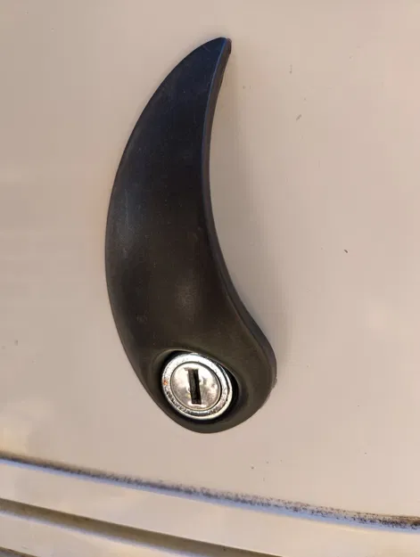 Khóa chốt cho cửa hậu xe hơi chắc chắn hơn - Image 1