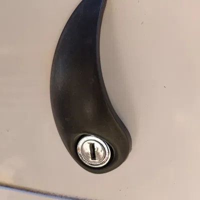 Khóa chốt cho cửa hậu xe hơi chắc chắn hơn