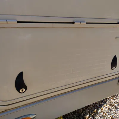 Khóa chốt cho cửa hậu xe hơi chắc chắn hơn