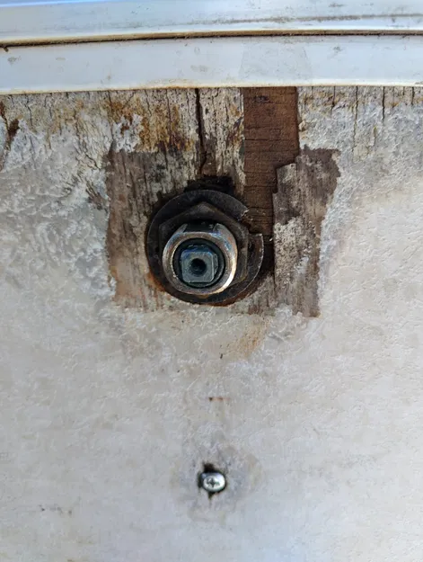 Khóa chốt cho cửa hậu xe hơi chắc chắn hơn - Image 3