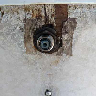 Khóa chốt cho cửa hậu xe hơi chắc chắn hơn