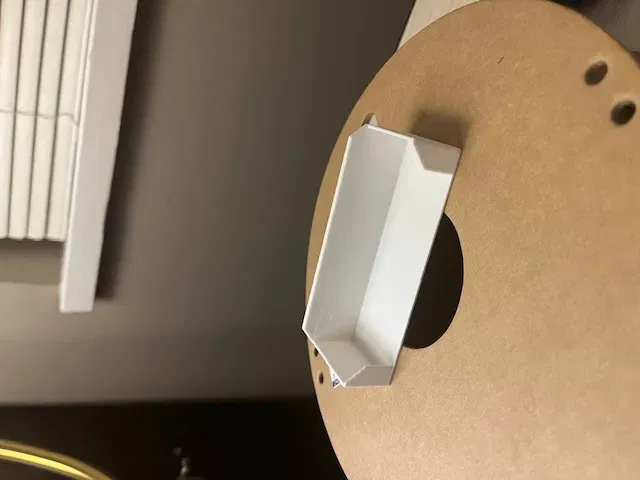 Giá đỡ treo tường cho hộp iPhone đơn giản - Image 1