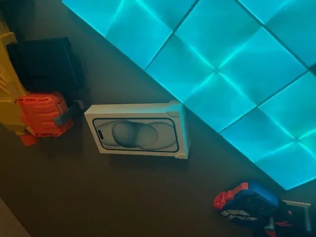 Giá đỡ treo tường cho hộp iPhone đơn giản - Image 2