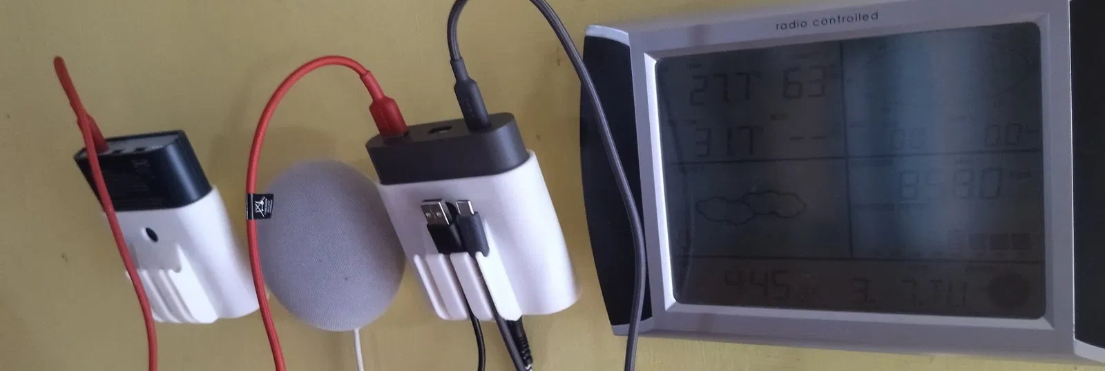 Giá đỡ tường IKEA ÅSKSTORM hỗ trợ 3 cáp USB - Image 1