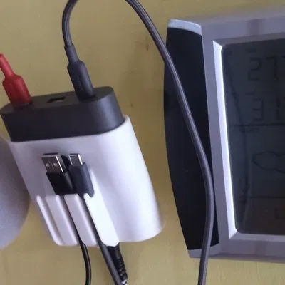 Giá đỡ tường IKEA ÅSKSTORM hỗ trợ 3 cáp USB