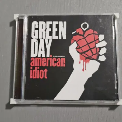 Giá treo đĩa CD trên tường bằng giá đỡ chắc chắn