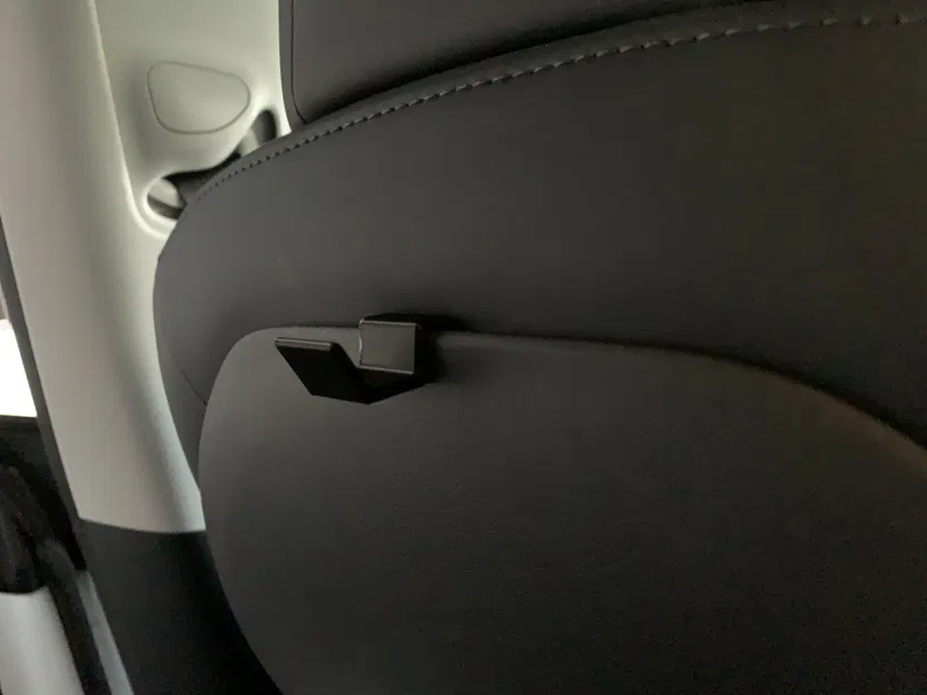 Móc treo túi cho ghế sau xe Tesla Model 3 - Image 1