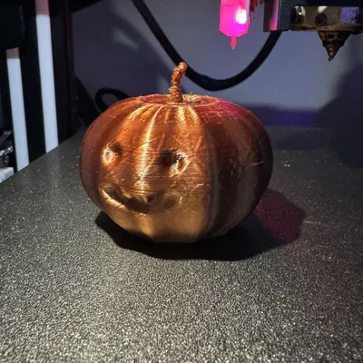 Bí ngô dễ thương với chiếc răng nanh nhỏ