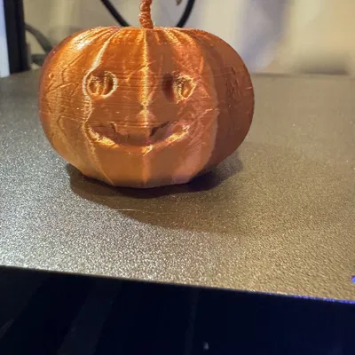 Bí ngô dễ thương với chiếc răng nanh nhỏ