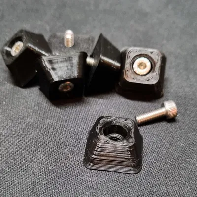 Chân vuông thon dần với lỗ thích hợp cho vít m4