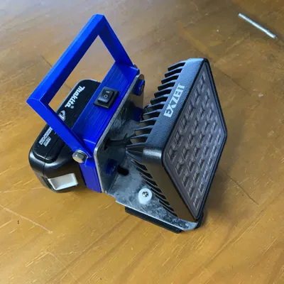 Đèn làm việc Makita 18V với thiết kế di động