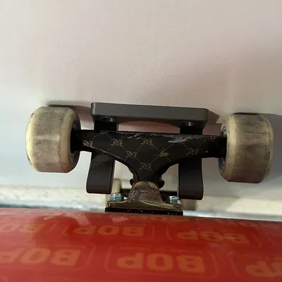 Giá treo tường cho ván trượt và xe scooter