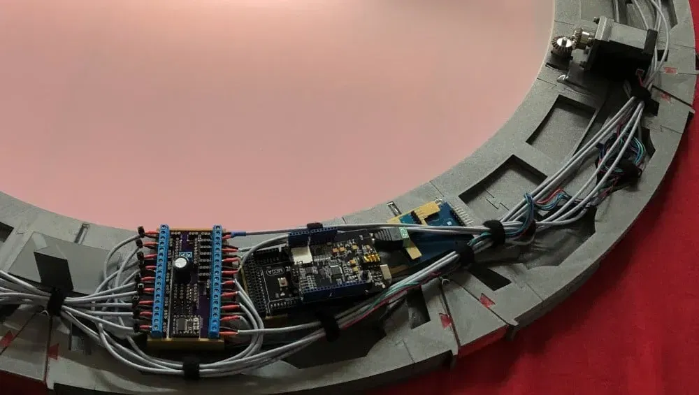 Mô hình Stargate với cơ chế quay glyphs và giá treo tường - Image 5