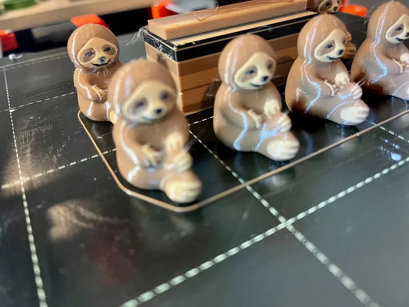 Nhân vật lười biếng dễ thương ngồi với chân co lại - Image 10