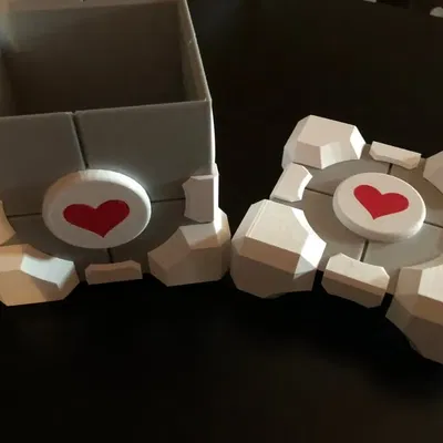 Hộp Companion Cube với các phần tách rời nhiều màu sắc