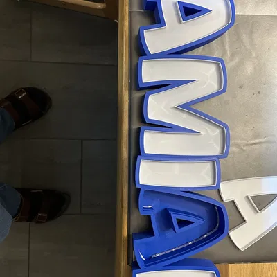 Đèn LED tên "DAMIAN" có thể in được