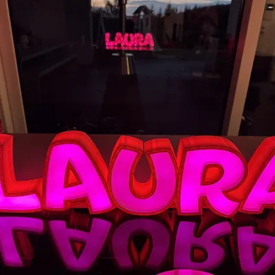 Đèn LED tên "LAURA" in 3D cho trẻ em