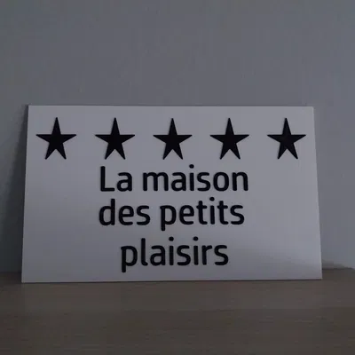 Biển hiệu 'La maison des petits plaisirs' cho bạn bè Pháp