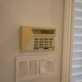 Vỏ bảo vệ cho hệ thống báo động cũ với giá treo chìa khóa... - Thumbnail 3