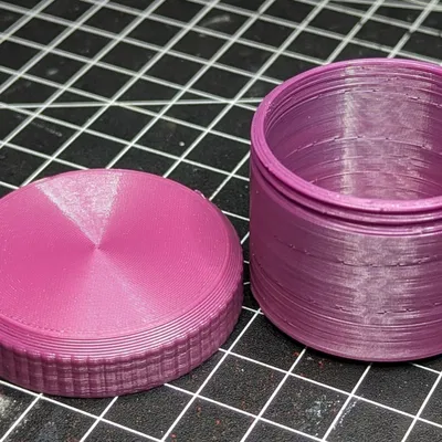 Bình tròn nhỏ với bề mặt gờ sóng