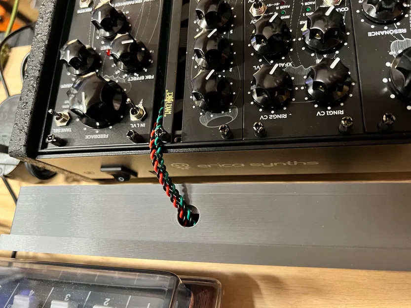 Hộp reverberation lò xo Erica Synths Black Spring - Image 11