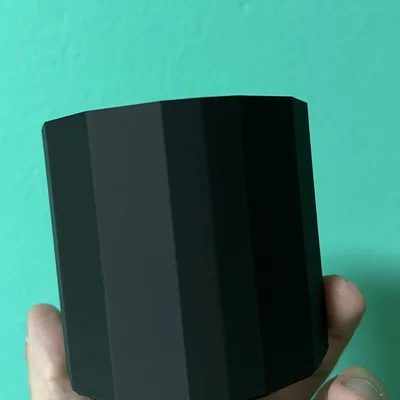 Giá đỡ bút đa năng hoặc chậu hoa trang trí