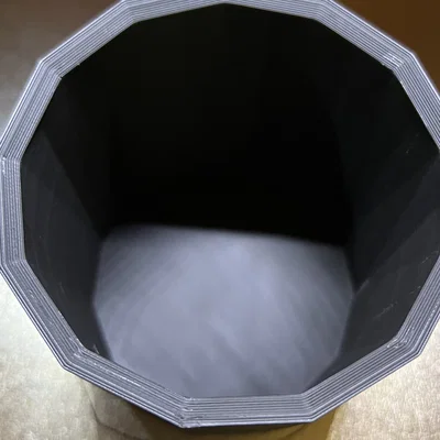 Giá đỡ bút đa năng hoặc chậu hoa trang trí