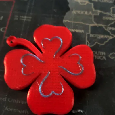 Móc khóa bốn lá mang lại may mắn