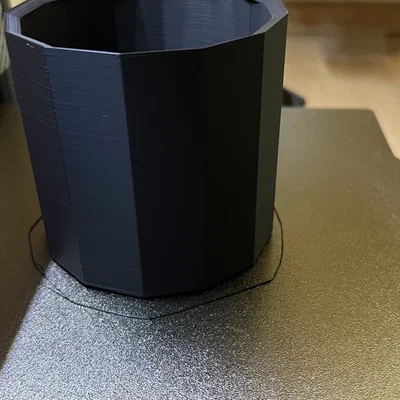 Giá đỡ bút đa năng hoặc chậu hoa trang trí