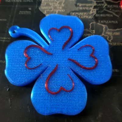 Móc khóa bốn lá mang lại may mắn