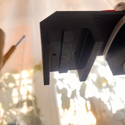 Bộ phận bôi dầu xích xe máy góc cạnh