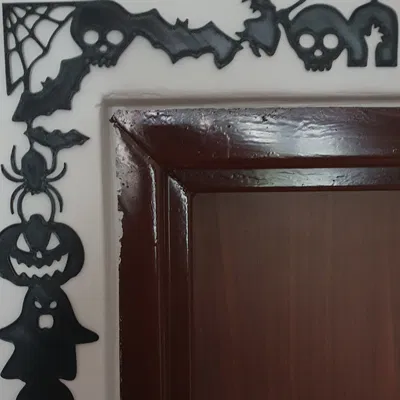 Góc trang trí Halloween với đèn bí ngô và mạng nhện