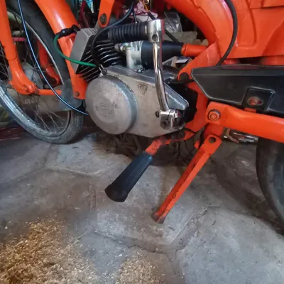 Bệ để chân lái xe Romet với lỗ tròn