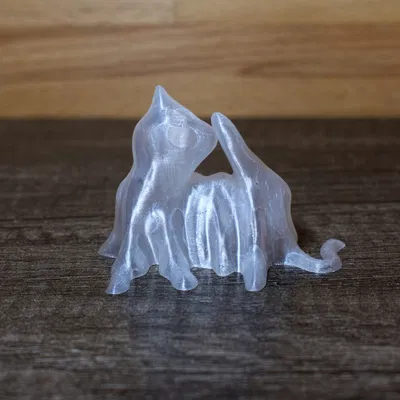 Mèo ma Halloween liếm chân trong thiết kế độc đáo