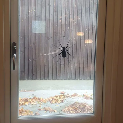 Nhện Halloween trong lưới với hai kích thước khác nhau