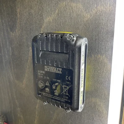 Giá đỡ pin 18V treo tường cho DeWalt