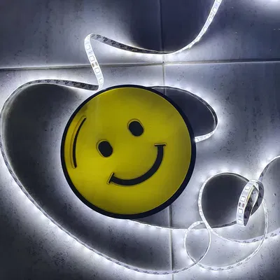 Đèn bàn emoji vui vẻ in 3D với thiết kế độc đáo