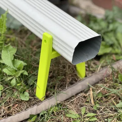 Giá đỡ cho ống thoát nước mưa khỏi mặt đất