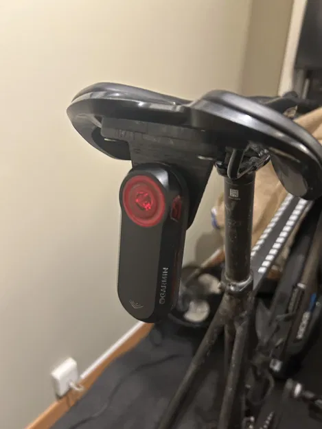 Giá đỡ Garmin Varia với Airtag cho yên Specialized - Image 1