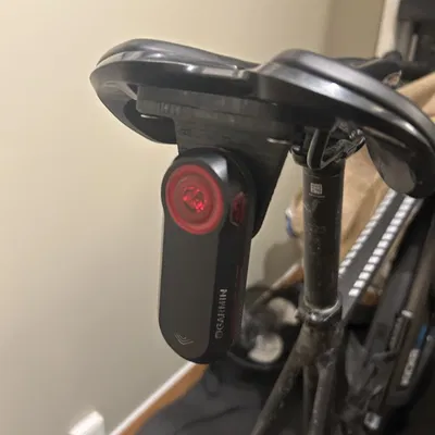 Giá đỡ Garmin Varia với Airtag cho yên Specialized