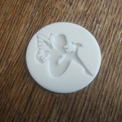 **Đồng xu với hình ảnh nàng tiên khắc họa**