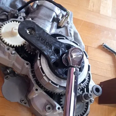Công cụ hỗ trợ siết chặt đai ốc ly hợp cho động cơ ROTAX 123