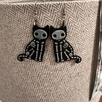 Bông tai mèo xương hai màu cho mùa Halloween